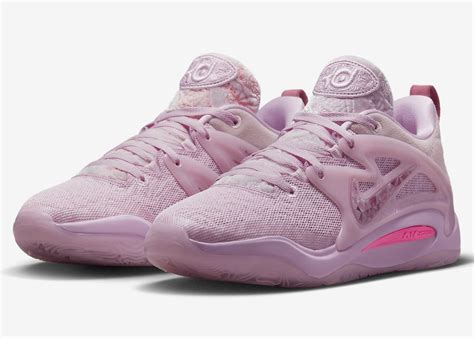 The Nike KD 3 "Aunt Pearl" offers an exquisite blend of Flywire, leather, and mesh materials, showcasing varying tones of pink across the toe box, midfoot panel, and heel. . Aunt pearl